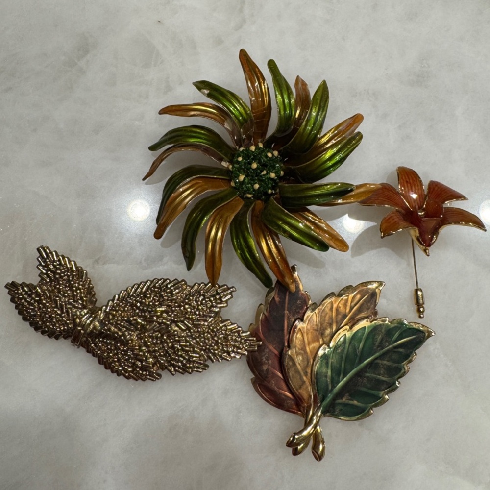 Vintage Floral and Leaf Brooch Set